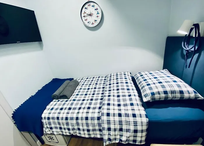 Hotel Thruster - Rooms, Kitchen, Chill-out Zone-netflix, Lobby-netflix